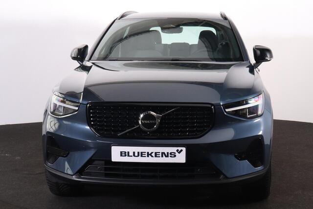 Volvo XC40 B4 Plus Dark - IntelliSafe Assist & Surround - Harman/Kardon audio - Parkeercamera achter - Verwarmde voorstoelen & stuur - Parkeersensoren voor & achter - Elektr. bedienb. voorstoelen met geheugen links - Draadloze tel. lader - Inklapbare trekhaak - 19'