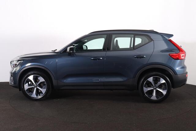 Volvo XC40 B4 Plus Dark - IntelliSafe Assist & Surround - Harman/Kardon audio - Parkeercamera achter - Verwarmde voorstoelen & stuur - Parkeersensoren voor & achter - Elektr. bedienb. voorstoelen met geheugen links - Draadloze tel. lader - Inklapbare trekhaak - 19'