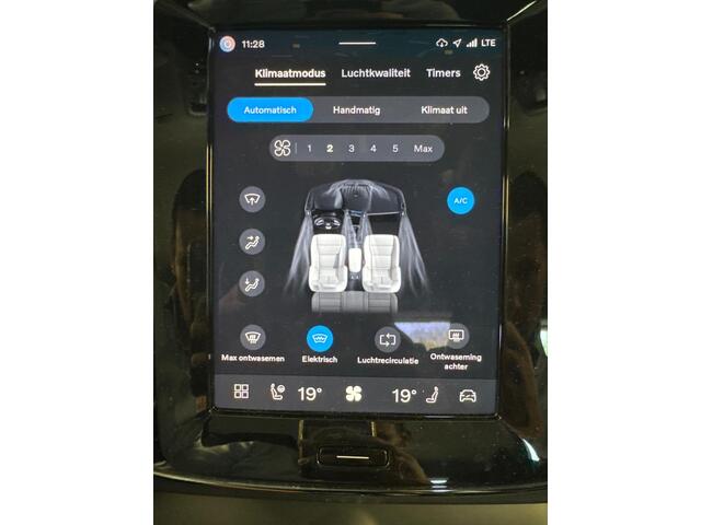 Volvo XC40 2.0 B3 Plus Dark | Trekhaak | 360 Graden Camera | Parkeersensoren | Lederen Bekleding | Stoelverwarming | Verwarmbare voorruit | All-Season banden | Cruise Control Adaptief | BLIS | Keyless Entry | Elektrische Achterklep | Navigatie