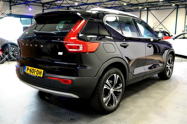 Volvo XC40 1.5 T4 Recharge 155kW/211pk DCT7 Inscription ADAPT.CRUISE + PILOT ASSIST + NAPPA LEER + NAVI SENSUS + LANE ASSIST + STUUR-&STOELVERWARMING + CAMERA + STYLING PAKKET + KEYLESS ENTRY&GO + EL.TREKHAAK + PARKSENSOREN V&A + 19" LM-VELGEN!!