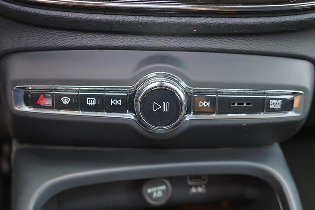Volvo XC40 T5 Recharge Inscription - IntelliSafe Assist & Surround - Adaptieve LED koplampen - Parkeercamera achter - Verwarmde voorstoelen & stuur - Parkeersensoren voor & achter - Elektr. bedienb. voorstoelen met geheugen links - Draadloze tel. lader - Extra getin