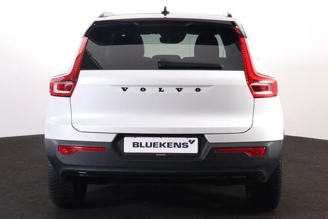 Volvo XC40 B4 (198pk) R-Design - IntelliSafe Assist & Surround - Harman/Kardon audio - Elektr. bedienb. voorstoelen - Extra getint glas - Parkeercamera achter - Verwarmde voorstoelen & stuur - Full LED koplampen met adapti