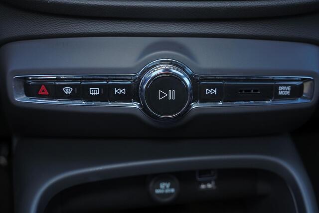 Volvo XC40 B4 (198pk) R-Design - IntelliSafe Assist & Surround - Harman/Kardon audio - Elektr. bedienb. voorstoelen - Extra getint glas - Parkeercamera achter - Verwarmde voorstoelen & stuur - Full LED koplampen met adapti