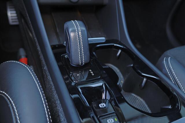 Volvo XC40 B4 (198pk) R-Design - IntelliSafe Assist & Surround - Harman/Kardon audio - Elektr. bedienb. voorstoelen - Extra getint glas - Parkeercamera achter - Verwarmde voorstoelen & stuur - Full LED koplampen met adapti