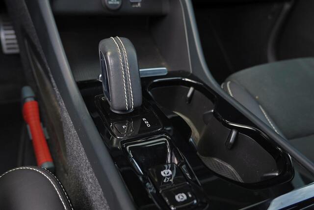 Volvo XC40 T4 Recharge R-Design - IntelliSafe Assist & Surround - 360º Camera - Verwarmde voorstoelen, stuur & achterbank - Parkeersensoren voor & achter - Extra getint glas - Inklapbare trekhaak - 21' LMV