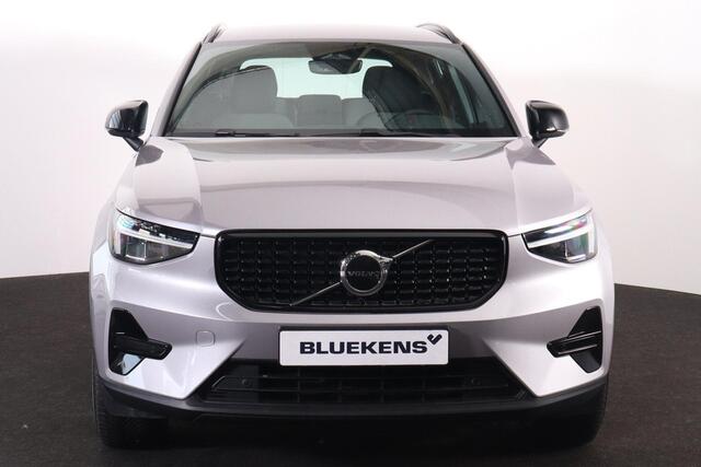 Volvo XC40 B4 Plus Dark - IntelliSafe Assist & Surround - Harman/Kardon audio - Parkeercamera achter - Verwarmde voorstoelen & stuur - Parkeersensoren voor & achter - Elektr. bedienb. voorstoelen met geheugen links - Draadloze tel. lader - Inklapbare trekhaak - 19'