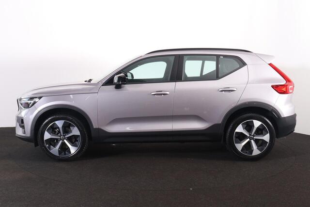 Volvo XC40 B4 Plus Dark - IntelliSafe Assist & Surround - Harman/Kardon audio - Parkeercamera achter - Verwarmde voorstoelen & stuur - Parkeersensoren voor & achter - Elektr. bedienb. voorstoelen met geheugen links - Draadloze tel. lader - Inklapbare trekhaak - 19'