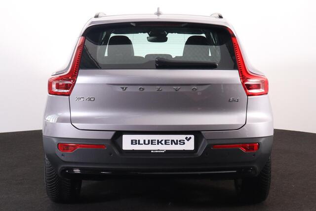 Volvo XC40 B4 Plus Dark - IntelliSafe Assist & Surround - Harman/Kardon audio - Parkeercamera achter - Verwarmde voorstoelen & stuur - Parkeersensoren voor & achter - Elektr. bedienb. voorstoelen met geheugen links - Draadloze tel. lader - Inklapbare trekhaak - 19'