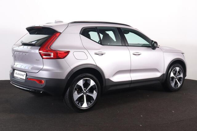 Volvo XC40 B4 Plus Dark - IntelliSafe Assist & Surround - Harman/Kardon audio - Parkeercamera achter - Verwarmde voorstoelen & stuur - Parkeersensoren voor & achter - Elektr. bedienb. voorstoelen met geheugen links - Draadloze tel. lader - Inklapbare trekhaak - 19'