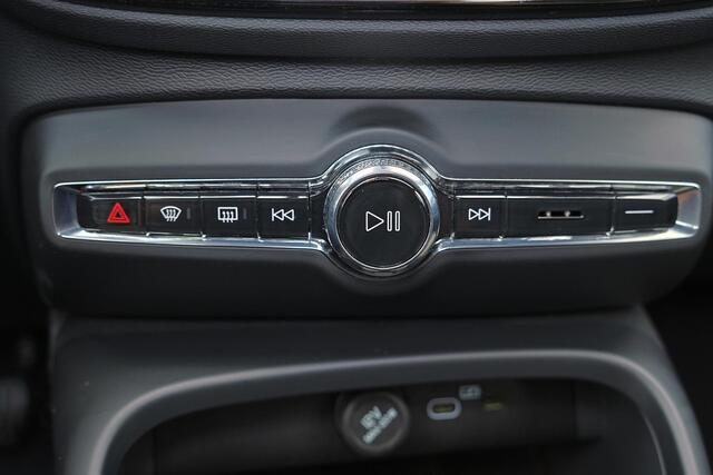 Volvo XC40 B4 Plus Dark - IntelliSafe Assist & Surround - Harman/Kardon audio - Parkeercamera achter - Verwarmde voorstoelen & stuur - Parkeersensoren voor & achter - Elektr. bedienb. voorstoelen met geheugen links - Draadloze tel. lader - Inklapbare trekhaak - 19'