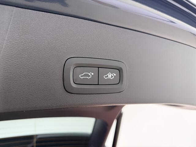 Volvo XC40 B3 177pk Plus Black Edition / Harman en kardon audio / Stoel/- en stuurverwarming / Elektrisch verstelbare stoelen /