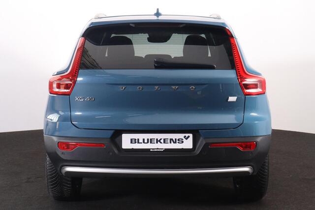 Volvo XC40 T4 Recharge Core Bright - IntelliSafe Assist & Surround - Parkeercamera achter - Verwarmde voorstoelen & stuur - Parkeersensoren voor & achter - Draadloze tel. lader - Extra getint glas - Inklapbare trekhaak - 19' LMV
