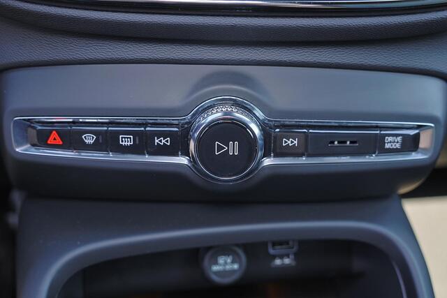 Volvo XC40 T4 Recharge Core Bright - IntelliSafe Assist & Surround - Parkeercamera achter - Verwarmde voorstoelen & stuur - Parkeersensoren voor & achter - Draadloze tel. lader - Extra getint glas - Inklapbare trekhaak - 19' LMV