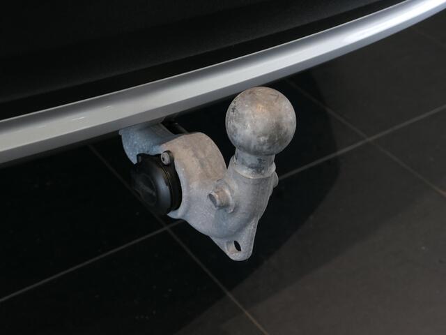 Volvo XC40 2.0 B3 Core - Elektr. Wegklapbare trekhaak - Dodehoek - 18"LMV - Stoel en Stuurverw