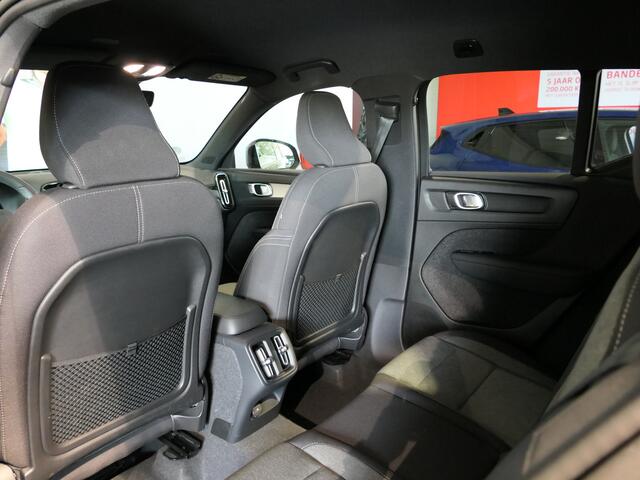 Volvo XC40 2.0 B3 Core - Elektr. Wegklapbare trekhaak - Dodehoek - 18"LMV - Stoel en Stuurverw