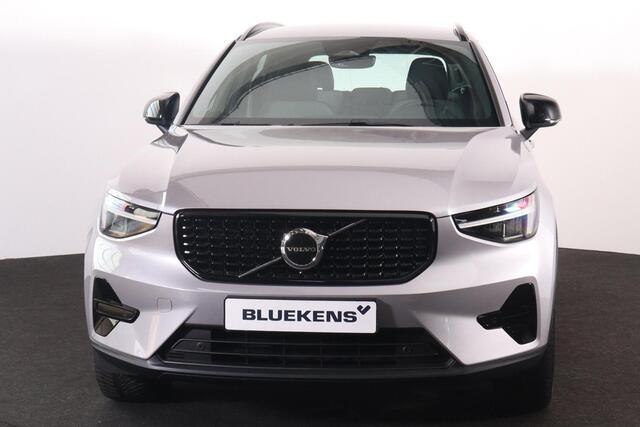 Volvo XC40 B4 Plus Dark - IntelliSafe Assist & Surround - Harman/Kardon audio - Parkeercamera achter - Verwarmde voorstoelen & stuur - Parkeersensoren voor & achter - Elektr. bedienb. voorstoelen met geheugen links - Draadloze tel. lader - Inklapbare trekhaak - 19'