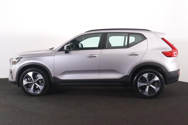 Volvo XC40 B4 Plus Dark - IntelliSafe Assist & Surround - Harman/Kardon audio - Parkeercamera achter - Verwarmde voorstoelen & stuur - Parkeersensoren voor & achter - Elektr. bedienb. voorstoelen met geheugen links - Draadloze tel. lader - Inklapbare trekhaak - 19'