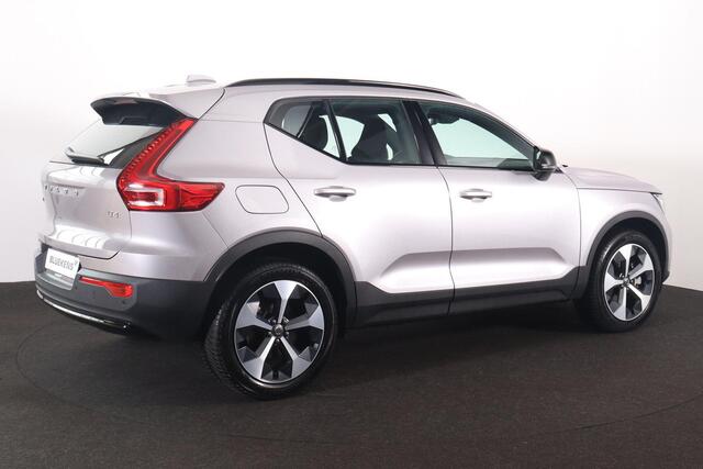 Volvo XC40 B4 Plus Dark - IntelliSafe Assist & Surround - Harman/Kardon audio - Parkeercamera achter - Verwarmde voorstoelen & stuur - Parkeersensoren voor & achter - Elektr. bedienb. voorstoelen met geheugen links - Draadloze tel. lader - Inklapbare trekhaak - 19'