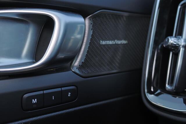 Volvo XC40 B4 Plus Dark - IntelliSafe Assist & Surround - Harman/Kardon audio - Parkeercamera achter - Verwarmde voorstoelen & stuur - Parkeersensoren voor & achter - Elektr. bedienb. voorstoelen met geheugen links - Draadloze tel. lader - Inklapbare trekhaak - 19'
