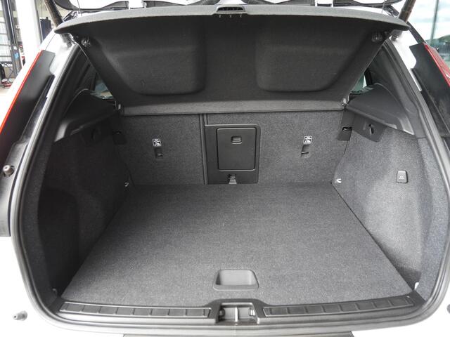Volvo XC40 1.5 T3 Momentum Business | Zwart dak | Navigatie | Adaptieve Cruise control | Camera | Elektrische achterklep | Elektrisch verstelbare stoelen met geheugen