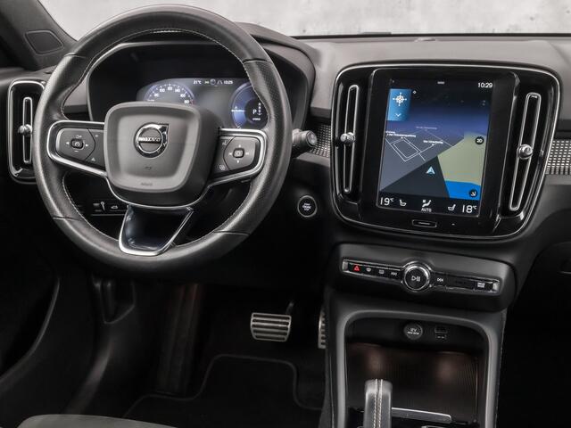 Volvo XC40 1.5 T4 Recharge R-Design 211Pk Automaat (APPLE CARPLAY, GROOT NAVI, LEDER/ALCANTARA, STUUR/STOELVERWARMING, CAMERA, TREKHAAK, SPORTSTOELEN, GETINT GLAS, LANE ASSIST, NIEUWSTAAT)
