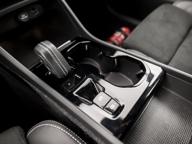 Volvo XC40 1.5 T4 Recharge R-Design 211Pk Automaat (APPLE CARPLAY, GROOT NAVI, LEDER/ALCANTARA, STUUR/STOELVERWARMING, CAMERA, TREKHAAK, SPORTSTOELEN, GETINT GLAS, LANE ASSIST, NIEUWSTAAT)