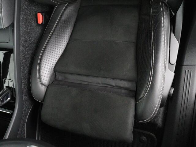 Volvo XC40 Recharge P8 AWD R-Design | SOH 97.1% | Trekhaak | Panoramadak | Leder/alcantara | Stuur/stoel verwarming | Park assit | Carplay |