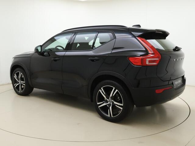Volvo XC40 B4 211pk Automaat R-Design / Adapt. Cruise / Stoelverwarming / Trekhaak / 19'' / DAB / Alarm 3 / PDC + Camera / Lane Keeping Aid /