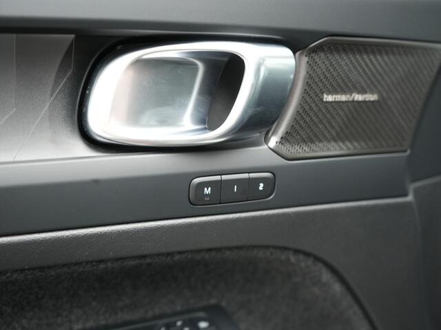 Volvo XC40 Recharge Ultimate 70 kWh 232pk Dealer O.H | Panodak | Adaptive Cruise | Harman / Kardon | 360 Camera | Alcantara Sportstoelen Memory & Verwarmd | Apple Carplay | Keyless | Stuurverwarming | BLIS | Google Assistant & Maps | Virtual | Navigatie | DAB | 20"L