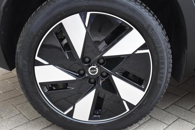 Volvo XC40 Single Motor Extended Range Ultimate 82 kWh / Adaptieve cruise control / Elektrische achterklep / Stoel - en stuurwielverwarming / Elektrisch verstelbare voorstoelen met geheugen / Extra getint glas / 360 Camera / Harman Kardon /