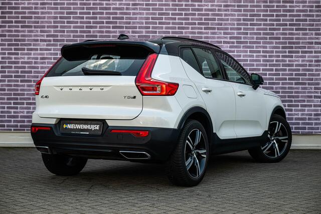 Volvo XC40 1.5 T5 Twin Engine R-Design | Plug-in Hybrid (PHEV) | Achteruitrijcamera | Parkeersensoren | Panoramadak | Keyless Entry | Elektrische Achterklep | Navigatie | Elektrisch Verstelbare Voorstoelen | Stoelverwarming