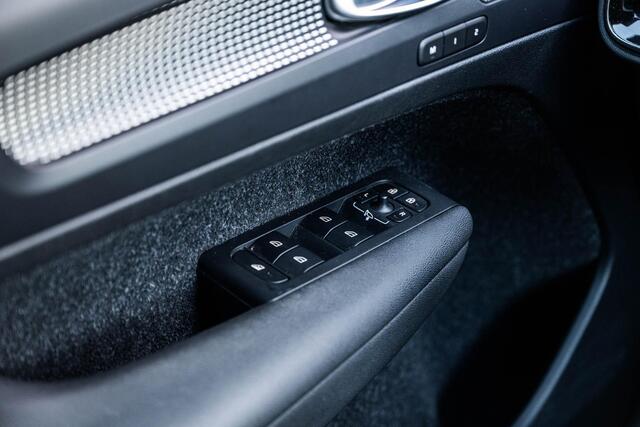 Volvo XC40 1.5 T5 Twin Engine R-Design | Plug-in Hybrid (PHEV) | Achteruitrijcamera | Parkeersensoren | Panoramadak | Keyless Entry | Elektrische Achterklep | Navigatie | Elektrisch Verstelbare Voorstoelen | Stoelverwarming