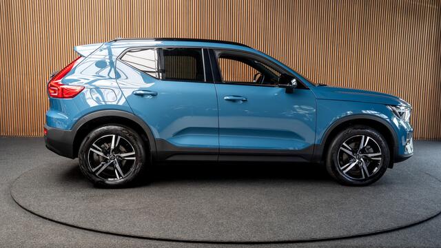 Volvo XC40 1.5 T3 R-Design Navi ACC 360° Elektr. trekhaak Standkachel Park Assist Pilot Zwarte binnenhemel Elektr. bedienbare achterklep Sfeerverlichting Stuurverwarming Stoelverwarming PDC LM velgen BTW auto!