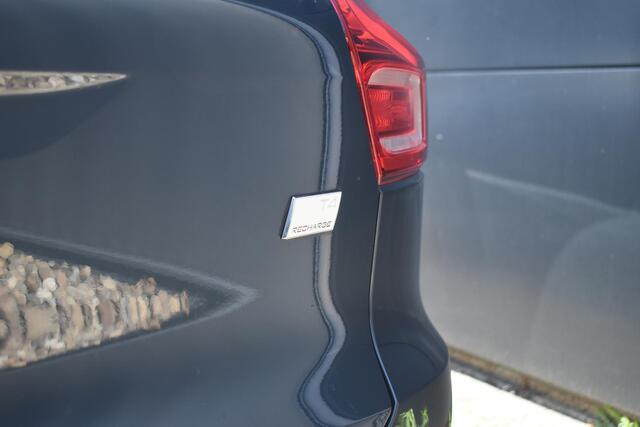 Volvo XC40 T4 Recharge Inscription Expr. | Zwart lederen bekleding | Stoel-/ Stuurwielverwarming | Parkeercamera achter | BLIS | Adaptieve Cruise Control | Standkachel | Trekhaak | Draadloze Telefoonlader | Apple Carplay |