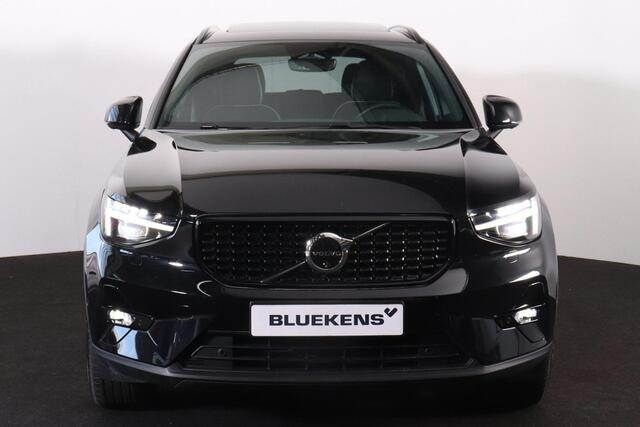 Volvo XC40 B3 Ultra Dark - Panorama/schuifdak - IntelliSafe Assist & Surround - 360º Camera - Harman/Kardon audio - Verwarmde voorstoelen & stuur - Parkeersensoren voor & achter - Elektr. bedienb. voorstoelen met geheugen links - Draadloze tel. lader - Extra getint glas - Inklapbare trekhaak - 19' LMV