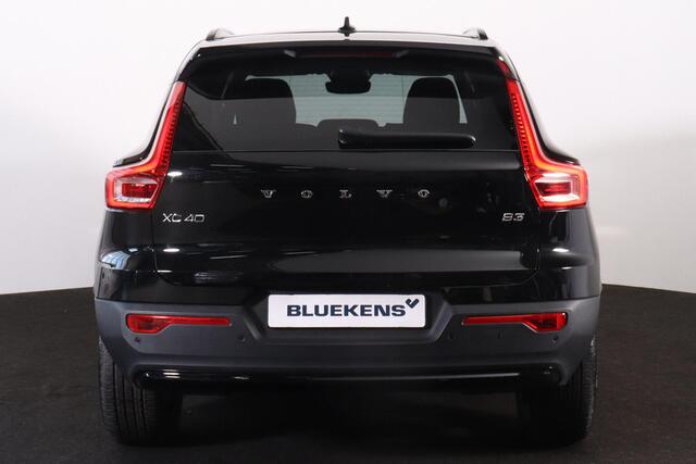 Volvo XC40 B3 Ultra Dark - Panorama/schuifdak - IntelliSafe Assist & Surround - 360º Camera - Harman/Kardon audio - Verwarmde voorstoelen & stuur - Parkeersensoren voor & achter - Elektr. bedienb. voorstoelen met geheugen links - Draadloze tel. lader - Extra getint glas - Inklapbare trekhaak - 19' LMV