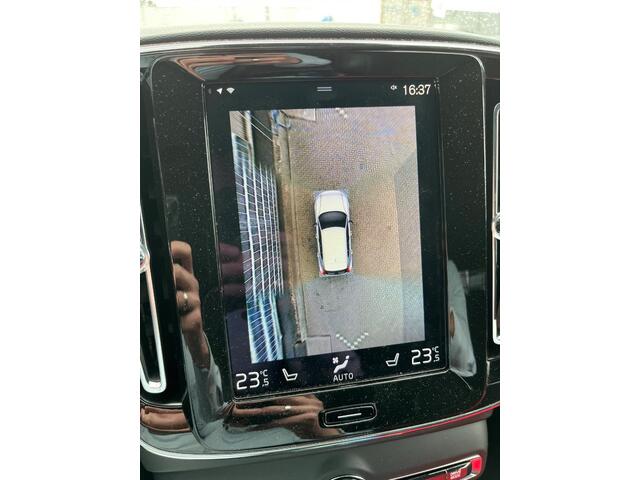 Volvo XC40 1.5 T5 Recharge R-Design | Plug-in Hybrid (PHEV) | Trekhaak | Panoramadak | Harman Kardon Audio | 360 Graden Camera | Parkeersensoren | Stoelverwarming | LED Koplampen Adaptief | Keyless Entry | Elektrische Achterklep | Cruise Control | BLIS | Navigatie