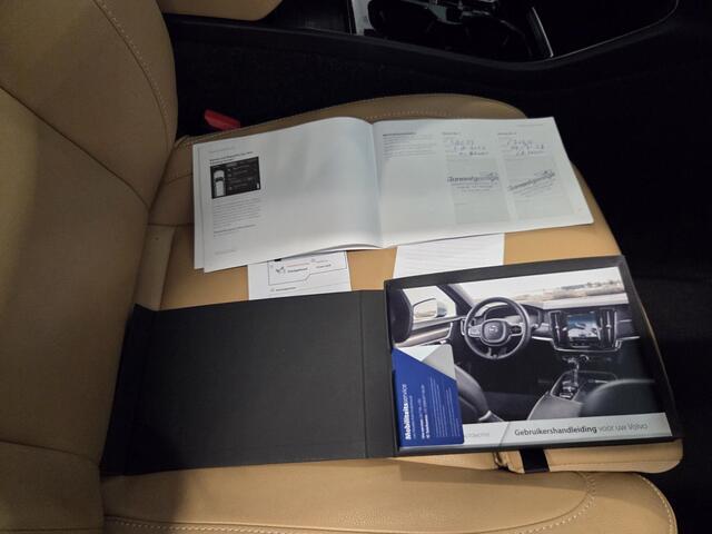 Volvo XC40 1.5 T5 Recharge R-Design Expression / Leder interieur / Stoelverwarming / Elektrisch verstelbare stoel + Geheugenfunctie / DAB+