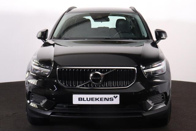 Volvo XC40 T2 Momentum Core - Parkeercamera achter - Verwarmde voorstoelen & stuur - Parkeersensoren voor & achter - Cruise Control - Volvo On Call - 17' LMV