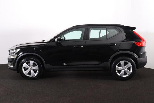 Volvo XC40 T2 Momentum Core - Parkeercamera achter - Verwarmde voorstoelen & stuur - Parkeersensoren voor & achter - Cruise Control - Volvo On Call - 17' LMV