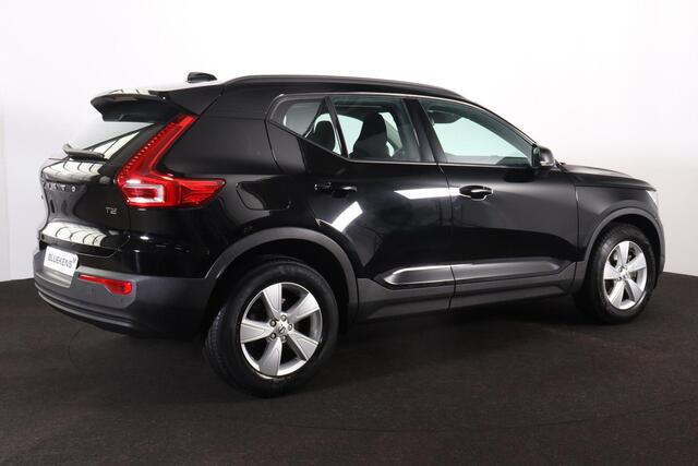 Volvo XC40 T2 Momentum Core - Parkeercamera achter - Verwarmde voorstoelen & stuur - Parkeersensoren voor & achter - Cruise Control - Volvo On Call - 17' LMV