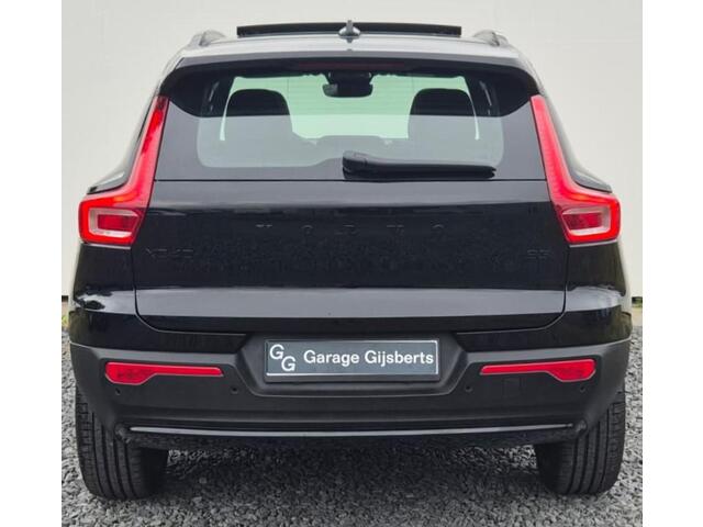 Volvo XC40 2.0 B3 Ultra Black Edition Lounge Pack - 20" Wielen - Panoramadak - Harman Kardon Audio - 360 Cam - Alarm - Climate - R980 Interieur - Power seat met memory - Full led koplampen