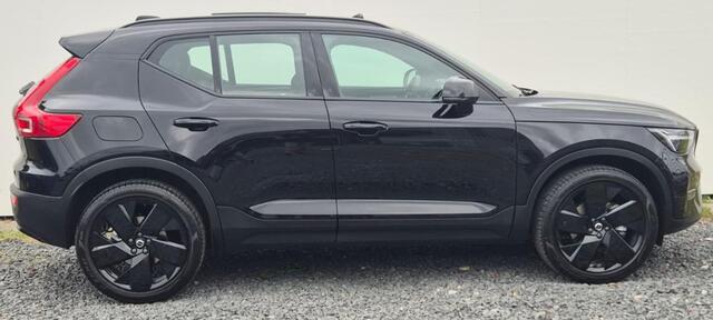 Volvo XC40 2.0 B3 Ultra Black Edition Lounge Pack - 20" Wielen - Panoramadak - Harman Kardon Audio - 360 Cam - Alarm - Climate - R980 Interieur - Power seat met memory - Full led koplampen