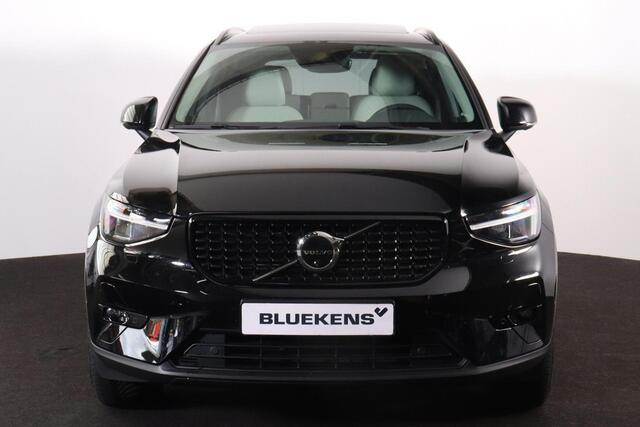 Volvo XC40 T4 Recharge Ultimate Dark - Panorama/schuifdak - IntelliSafe Assist & Surround - 360º Camera - Harman Kardon audio - Verwarmde voorstoelen & stuur - Elektr. bedienb. voorstoelen met geheugen links - Draadloze tel. lader - Extra getint glas - Inklapbare trekhaak - 19' LMV