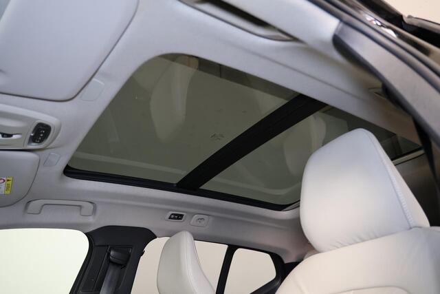 Volvo XC40 T4 Recharge Ultimate Dark - Panorama/schuifdak - IntelliSafe Assist & Surround - 360º Camera - Harman Kardon audio - Verwarmde voorstoelen & stuur - Elektr. bedienb. voorstoelen met geheugen links - Draadloze tel. lader - Extra getint glas - Inklapbare trekhaak - 19' LMV