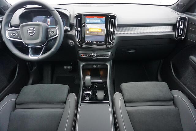 Volvo XC40 2.0 B4 Plus Black Edition | Adaptieve Cruise Control | Harman Kardon Audio | Trekhaak | Verwarmbare Vooruit | Getint Glas | Elektr. Stoelen | Stoel + Stuurverwarming | Parkeercamera |