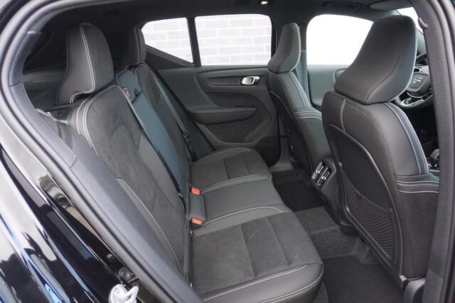 Volvo XC40 2.0 B4 Plus Black Edition | Adaptieve Cruise Control | Harman Kardon Audio | Trekhaak | Verwarmbare Vooruit | Getint Glas | Elektr. Stoelen | Stoel + Stuurverwarming | Parkeercamera |