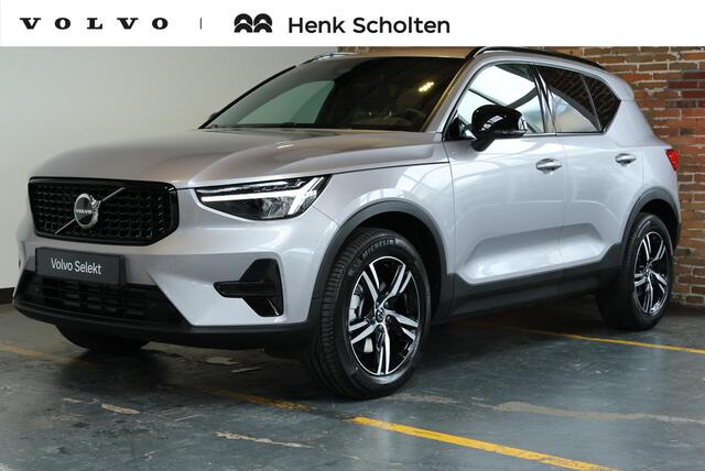 Volvo XC40 B4 Plus Dark | Trekhaak Semi-elektrisch | Adaptieve Cruise Control | Pilot Assist | Google Infotainment | Verwarmbare voorstoelen | Verwarmbaar stuurwiel | Blind Spot Information System | Verwarmbare voorruit | Parkeercamera | Parkeersensoren voor + achter |