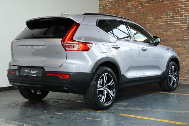 Volvo XC40 B4 Plus Dark | Trekhaak Semi-elektrisch | Adaptieve Cruise Control | Pilot Assist | Google Infotainment | Verwarmbare voorstoelen | Verwarmbaar stuurwiel | Blind Spot Information System | Verwarmbare voorruit | Parkeercamera | Parkeersensoren voor + achter |