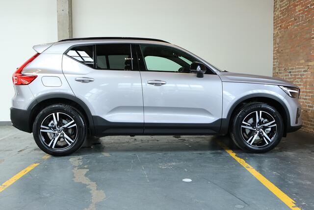 Volvo XC40 B4 Plus Dark | Trekhaak Semi-elektrisch | Adaptieve Cruise Control | Pilot Assist | Google Infotainment | Verwarmbare voorstoelen | Verwarmbaar stuurwiel | Blind Spot Information System | Verwarmbare voorruit | Parkeercamera | Parkeersensoren voor + achter |